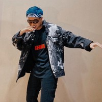 Vidi Aldiano meniru penampilan Atta Halilintar untuk kostum Halloween. Vidi memakai atribut khas YouTuber kontroversial itu, seperti jaket, t-shirt, bandana dan tentu saja rambut warna biru yang ditata acak. Foto: Instagram