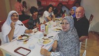 Dalam rangka ulang tahun Ayahnya, Dylan Carr mengajak seluruh keluarganya untuk makan bersama di restoran. Foto: Instagram @dylancarr88