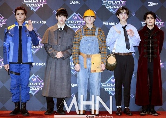 Day 6Berbeda dengan grup lainnya, Day6 tidak berdandan seram. Halloween memang tidak selalu harus mengerikan. Anda pun bisa memilih tampilan sederhana seperti Jae yang berdandan ala Jin dari The Office. Foto: Twitter