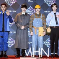 Day 6Berbeda dengan grup lainnya, Day6 tidak berdandan seram. Halloween memang tidak selalu harus mengerikan. Anda pun bisa memilih tampilan sederhana seperti Jae yang berdandan ala Jin dari The Office. Foto: Twitter