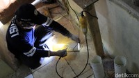 Meski bahan pembuatannya sederhana, tetapi lampion hasil karya Adhe tak boleh dinilai sebelah mata. Ia nampak lihai mengukir corak pada sebilah pipa hingga menghasilkan lampion pipa bernilai seni tinggi.