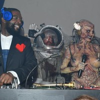 Heidi membagikan proses pembuatan kostumnya lewat Instagram. Pada video yang diunggah Kamis (31/10/2019) waktu setempat, terlihat tim artistik memasang kulit serta tulang prostetik di tubuhnya. Foto: dok. Getty Images