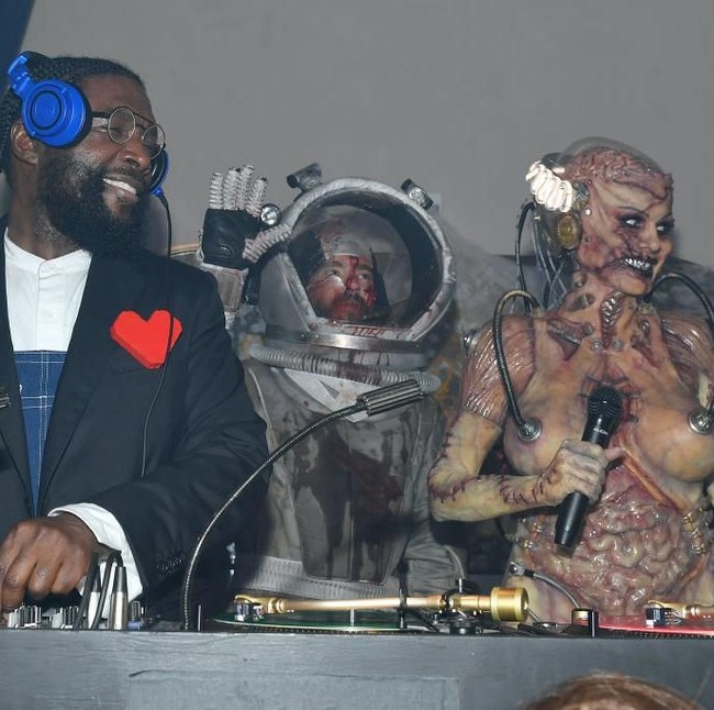 Heidi membagikan proses pembuatan kostumnya lewat Instagram. Pada video yang diunggah Kamis (31/10/2019) waktu setempat, terlihat tim artistik memasang kulit serta tulang prostetik di tubuhnya. Foto: dok. Getty Images