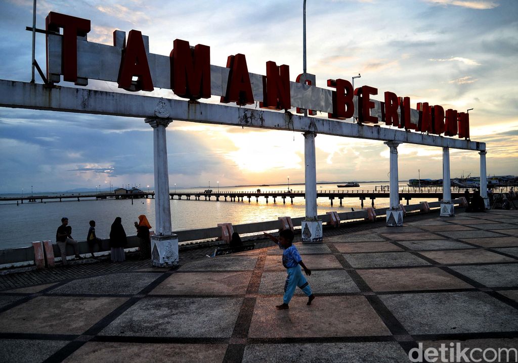 Taman Berlabuh di Tarakan, Kalimantan Utara, ramai didatangi warga sekitar. Tak sedikit warga yang datang ke taman itu untuk menyaksikan matahari terbenam.