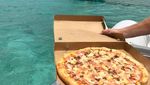 Keren! Restoran Pizza Ini Terletak di Atas Kapal di Tengah Lautan