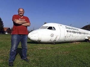 Pria Ini Beli Pesawat Jet Bekas, Parkirnya di Halaman Rumah