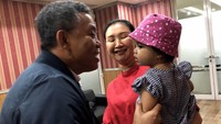 Biasnaya ia bersama sang istri, Novie selalu mengajak cucu pertamanya, Adilla bermain di ruang kerjanya di bilangan Kebon Sirih. Pras mengaku selalu menyempatkan waktu untuk bermain dan Mencium-ciumi sang cucunya Adilla yang juga begitu manja kepadanya. Foto: dok. Prasetyo Edi