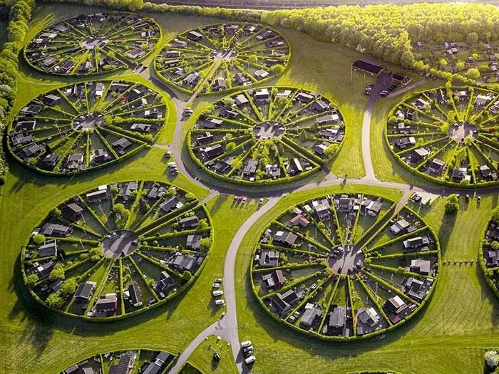 Ada banyak bentuk ruang kota di dunia yang dirancang secara unik dan menawan. Salah satu di antaranya adalah kota Brondby Haveby di Denmark.