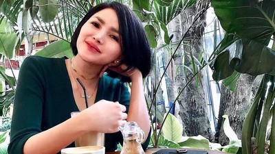 Momen Kuliner Intan Hardja Presenter Cantik yang Heboh Lepas Hijab