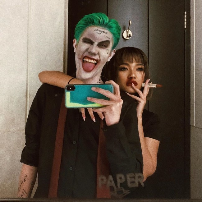 Marion Jola yang datang ke pesta Halloween bersama Julian Jacob, memilih kostum Halloween yang lebih simpel. Ia tampil sebagai Mia Wallace, istri seorang mafia di film Pulp Fiction. Foto: Instagram