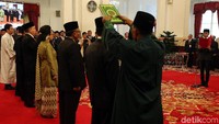 9 Anggota Komisi Kejaksaan mengucapkan sumpah.