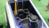 Robot memiliki sensor yang bisa mengikuti official dari jarak 2 meter. Jadi mirip anjing yang mengikuti tuannya kemana pun dia pergi.