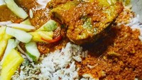 Selain nasi lemak, Malaysia punya menu sarapan nasi dagang. Nasi gurih diberi lauk sederhana, gulai ikan dan acar mentimun plus sambal. Gurih pedas mengenyangkan. Foto : Instagram @nrlzlz