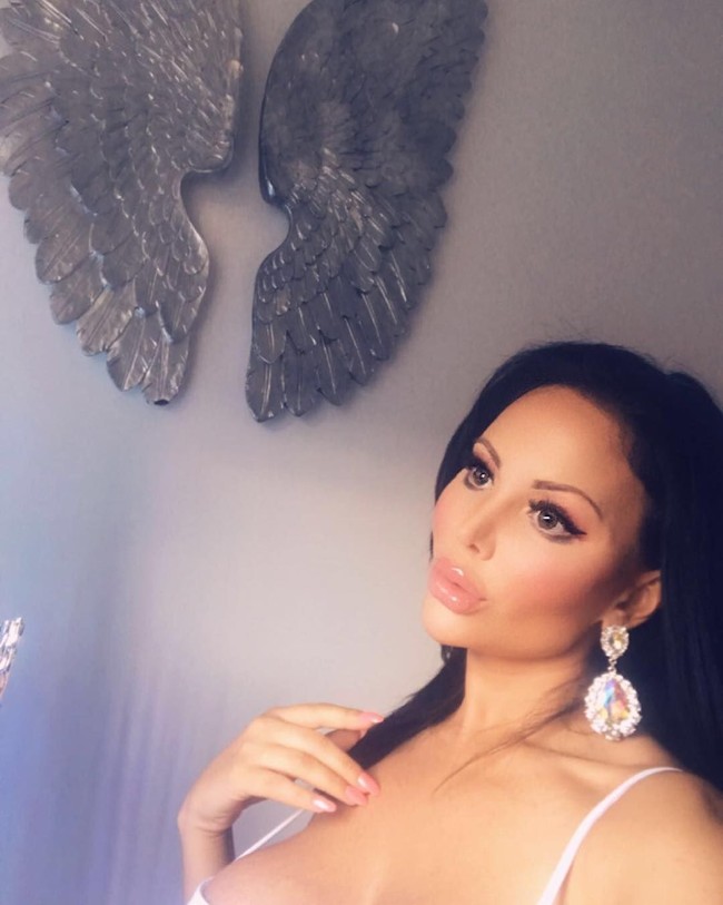 Di area pribadinya tersebut, Delguidice bahkan sudah melakukannya operasi plastik untuk ketiga kalinya. Tujuannya adalah untuk mendapatkan vagina Barbie. Operasi Vagina Barbie akan memungkinkanku mendapatkan vagina paling sempurna seperti milik Barbie, ujar Delguidice, seperti dikutip dari The Sun.  Foto: dok. Instagram