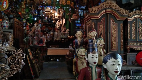 Barang-barang antik dan unik bisa traveler dapatkan di Pasar Triwindu. Mulai dari lampu cantik hingga kamera lawas begitu memanjkakan mata. (Tasya/detikcom)