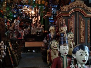 Pasar Triwindu, Serasa Mesin Waktu di Solo