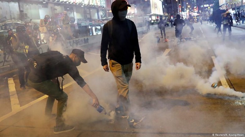 3 Orang Kritis Usai Bentrokan Demonstran dan Polisi Hong Kong 3 Orang Kritis Usai Bentrokan Demonstran dan Polisi Hong Kong