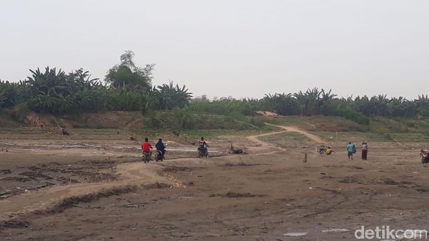 Kemarau Akibatkan Bengawan Solo Kering Kerontang, Ini Penampakannya