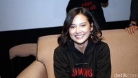 Tak lama kemudian ia pun dibawa pergi dari lokasi acara. Foto: Palevi S/detikFoto