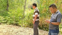 Retakan tanah tersebut sudah ditimbun oleh warga, Kamis (31/10).