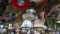 Ada juga lampu-lampu hias antik yang menggantung. Bentuknya cantik dengan berbagai pilihan warna (Tasya/detikcom)