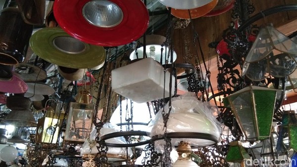 Ada juga lampu-lampu hias antik yang menggantung. Bentuknya cantik dengan berbagai pilihan warna (Tasya/detikcom) Ada juga lampu-lampu hias antik yang menggantung. Bentuknya cantik dengan berbagai pilihan warna (Tasya/detikcom)