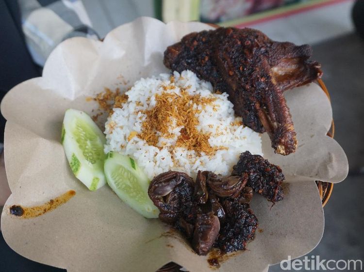 Unik! Nasi Bebek Madura Ini Disajikan Pakai Wijen Tumbuk yang Gurih