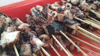 Menikmati Gurih Kenyal Sate Gurita di Tepi Pantai Jolosutro