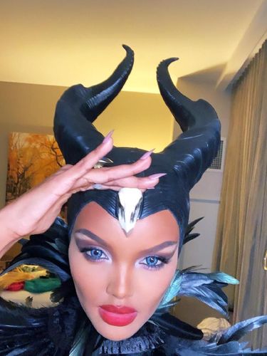 Hijabers Halima Aden Dipuji dan Dicaci karena Jadi Maleficent Saat Halloween