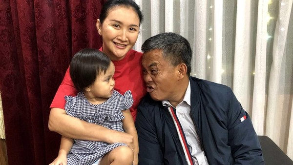 Momen Intim Ketua DPRD DKI Prasetyo Edi dengan Sang Cucu