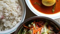 Selain dijajakan di warung-warung juga biasa jadi menu sarapan keluarga. Ikan dan telur dimasak jadi gulai, dinikmati hangat. Sederhana dan nikmat! Foto : Instagram @sharina.norhaiddin