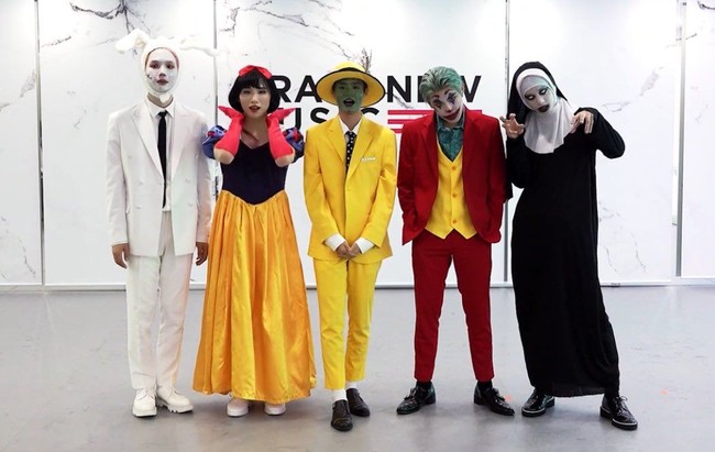 AB6IXKostum Halloween yang lebih maksimal diterapkan oleh grup pendatang baru ini. Dibanding grup pria lain, mereka tampak lebih niat makeup, mulai dari karakter The Mask, Joker, hingga The Nun. AB6IX mengenakan kostum ini sambil menarikan lagu terbaru mereka. Foto: Twitter