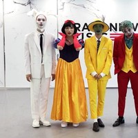 AB6IXKostum Halloween yang lebih maksimal diterapkan oleh grup pendatang baru ini. Dibanding grup pria lain, mereka tampak lebih niat makeup, mulai dari karakter The Mask, Joker, hingga The Nun. AB6IX mengenakan kostum ini sambil menarikan lagu terbaru mereka. Foto: Twitter