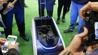 Di bagian atas robot FSR itu ada bagian khusus yang bisa menampung martil, cakram dan lembing atau tongkat.