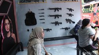 Bagaimana menurut Anda halte yang dirombak bak markas Charlies Angels ini?