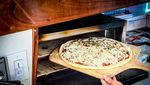 Keren! Restoran Pizza Ini Terletak di Atas Kapal di Tengah Lautan