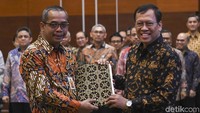 Direktur Jenderal (Dirjen) Pajak yang baru Suryo Utomo (kiri) menerima dokumen dari pejabat lama Robert Pakpahan (kanan) usai serah terima jabatan di Kementerian Keuangan Jakarta, Jumat (1/11/2019). ANTARA FOTO/Nova Wahyudi.