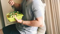 Kadang ia juga memilih makanan sehat lho seperti salad dengan banyak sayuran. Tak heran, tubuh Wonhho begitu kekar dan berotot. Foto: Instagram wwonho