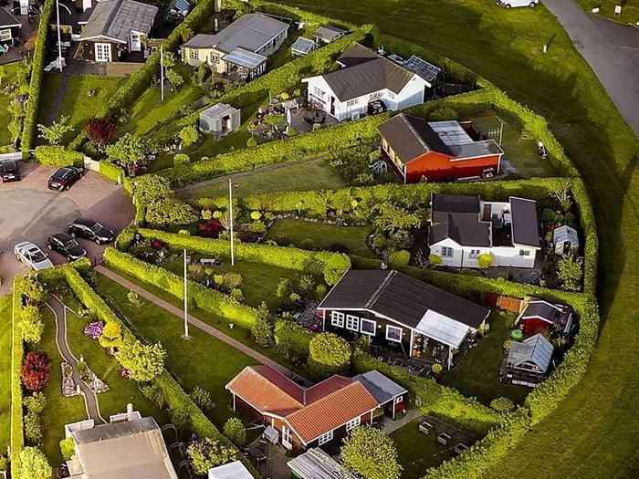 Begini Penampakan Kota Bundar di Denmark dari Udara Ada banyak bentuk ruang kota di dunia yang dirancang secara unik dan menawan. Salah satu di antaranya adalah kota Brondby Haveby di Denmark.