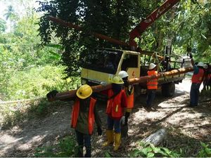 Naik-naik ke Puncak Gunung! Ini Susahnya PLN Bawa Ratusan Kilo Tiang
