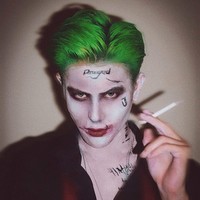 Penyanyi Julian Jacob memilih kostum aman dan mainstream. Julian memakai kostum Joker versi Jared Leto di film Suicide Squad. Foto: Instagram