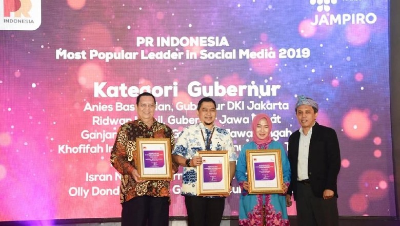 Ridwan Kamil Raih Penghargaan Pemimpin Terpopuler di Sosial Media Ridwan Kamil Raih Penghargaan Pemimpin Terpopuler di Sosial Media