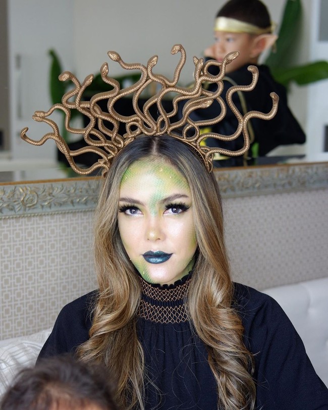 Cathy Sharon sepertinya lebih dulu merayakan Halloween. Lima hari sebelum hari H, ibu dua anak ini berdandan a la Medusa, monster berambut ular yang bisa mengubah siapa pun yang ditatapnya jadi batu. Riasan wajah dan rambutnya dikreasikan makeup artist Setia Mulia. Foto: Instagram
