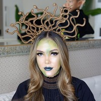 Cathy Sharon sepertinya lebih dulu merayakan Halloween. Lima hari sebelum hari H, ibu dua anak ini berdandan a la Medusa, monster berambut ular yang bisa mengubah siapa pun yang ditatapnya jadi batu. Riasan wajah dan rambutnya dikreasikan makeup artist Setia Mulia. Foto: Instagram