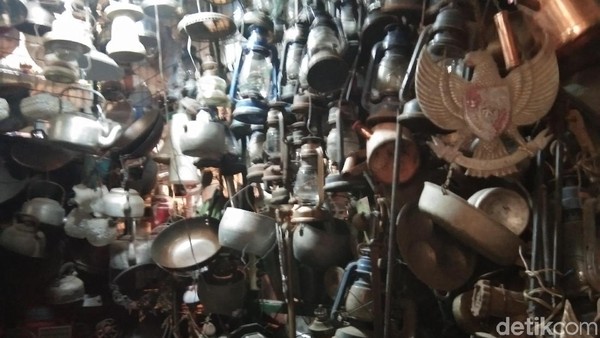 Nuansa khas Jawa sangat terasa di tempat ini. Berbagai patung dengan pakaian adat Jawa berjejer di sini (Tasya/detikcom) Nuansa khas Jawa sangat terasa di tempat ini. Berbagai patung dengan pakaian adat Jawa berjejer di sini (Tasya/detikcom)