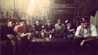 Dengan setelan serba hitam, Ini momen Dylan Carr saat nongkrong dengan sahabatnya. Hip hop night out with da homies #hiphop, tulis Dylan. Foto: Instagram @dylancarr88