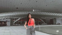 Karena kemampuannya bermain game, dia sudah sering ikut kejuraan, salah satunya kejuaraan DOTS. Ini potretnya saat di Shanghai (pindapandaonly/Instagram)