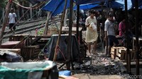 Tidak disemua tempat memiliki pasar yang lokasinya dekat sekali dengan kereta melintas.