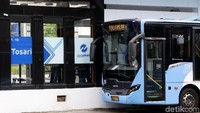 Selain desainnya yang nampak lebih modern dengan mengusung konsep futuristik, halte TransJakarta Tosari baru ini juga nampak lebih panjang sehingga akses penumpang yang naik dan turun di halte ini lebih bebas dan lapang.