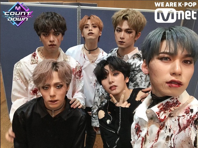 ONEUSZombie tampaknya menjadi karakter favorit para idol tahun ini. Boyband Oneous juga mengenakan makeup seram dengan ornamen darah hingga urat-urat di wajah saat Halloween. Untuk kesan misterius, mereka juga pakai lensa kontak. Foto: Twitter